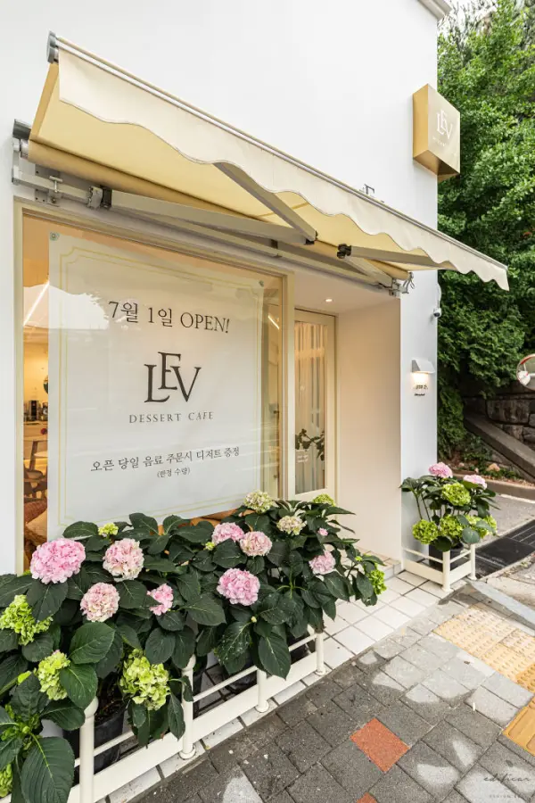 유럽풍 어닝이 매력적인 디저트카페 파사드